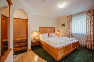 Bad Füssing, 2024, Appartementhaus St. Florian, Appartement A, Schlafzimmer, gastgeber