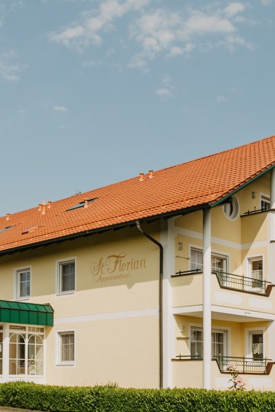 Bad Füssing, 2024, Appartementhaus St. Florian, Außenaufnahme, Haus, Logo, Gastgeber